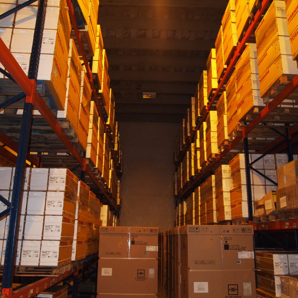 Lämmitetty varasto ja tavaran käsittely HaminaKotka satamassa. Kemikaalivarasto. Heated warehouse terminal in HaminaKotka port, Finland. Chemical storage facility. Hacklin Hamiko