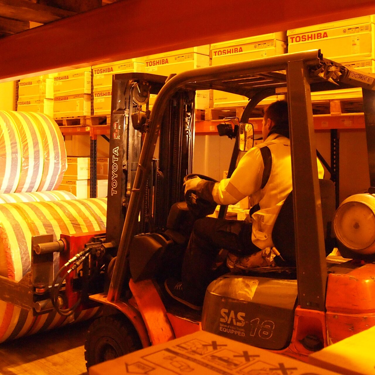 Cargo handling with forklift at Hacklin Hamiko warehouse - varastopalvelut