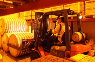 Cargo handling with forklift at Hacklin Hamiko warehouse - varastopalvelut