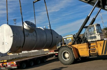Handling of project cargo - lifting of tank with reach tracker at Hacklin Hamiko warehouse