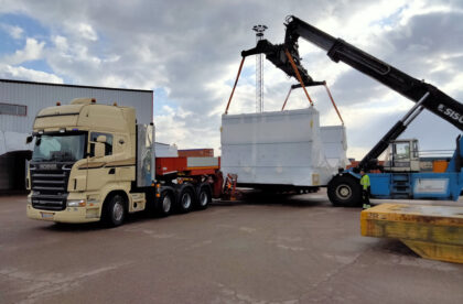 Lifting of project cargo at Hacklin Hamiko warehouse in Finland