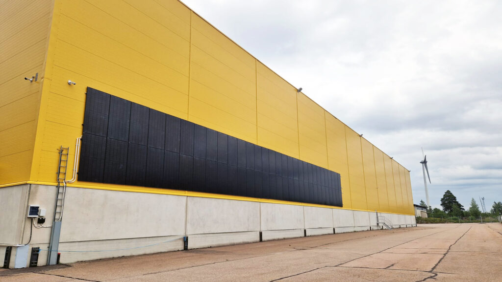 A solar power plant has been installed for Hacklin’s warehouse building situated close to the gate of Hamina port area, Finland. Heated 20.000m2 storage terminal has free height of 10 m and is equipped with 41 loading ramps.