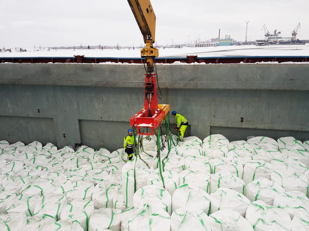 charter vessel unloading big bags haminakotka hacklin bulk boys hacklin hamiko finland port