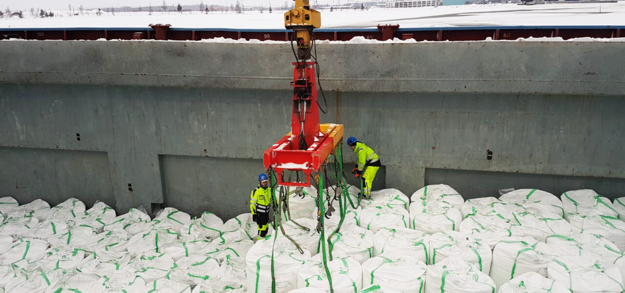 charter vessel unloading big bags haminakotka hacklin bulk boys hacklin hamiko finland port