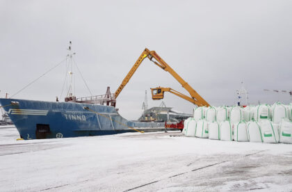 charter vessel unloading big bags haminakotka hacklin bulk boys hacklin hamiko finland port