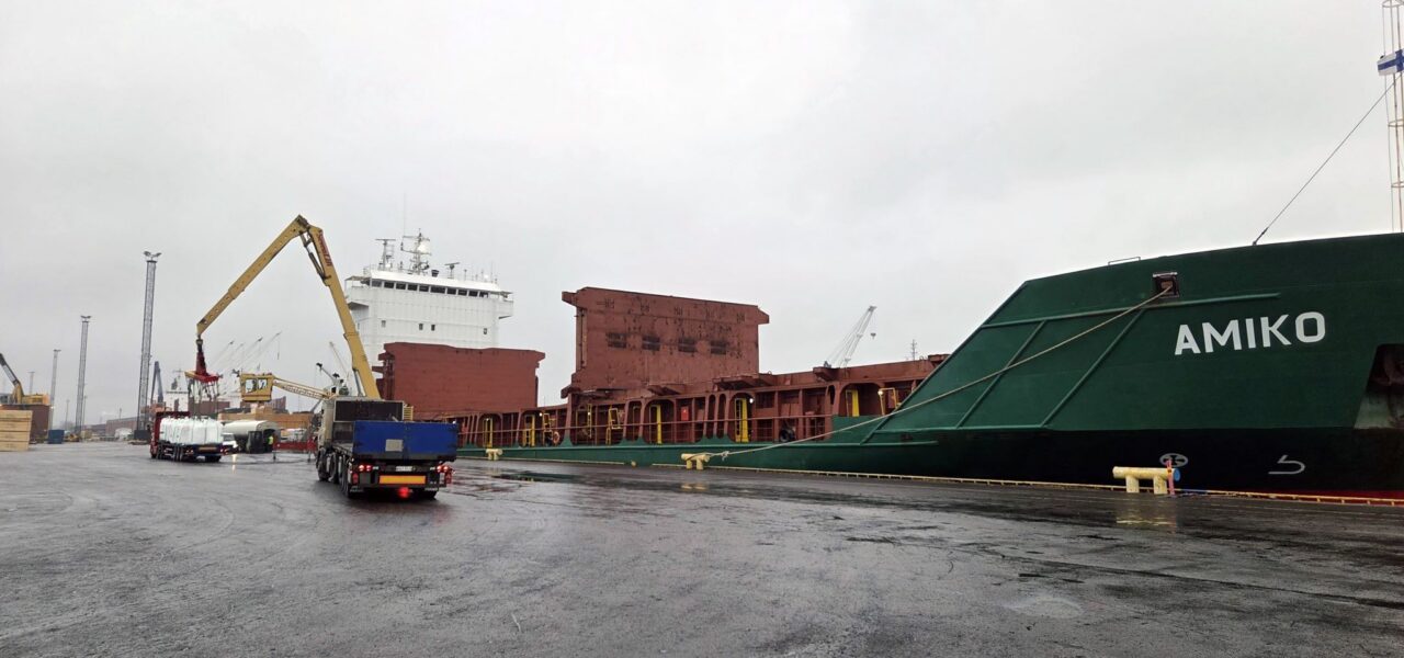 vessel unloading bulk big bags hacklin hamiko haminakotka port finland