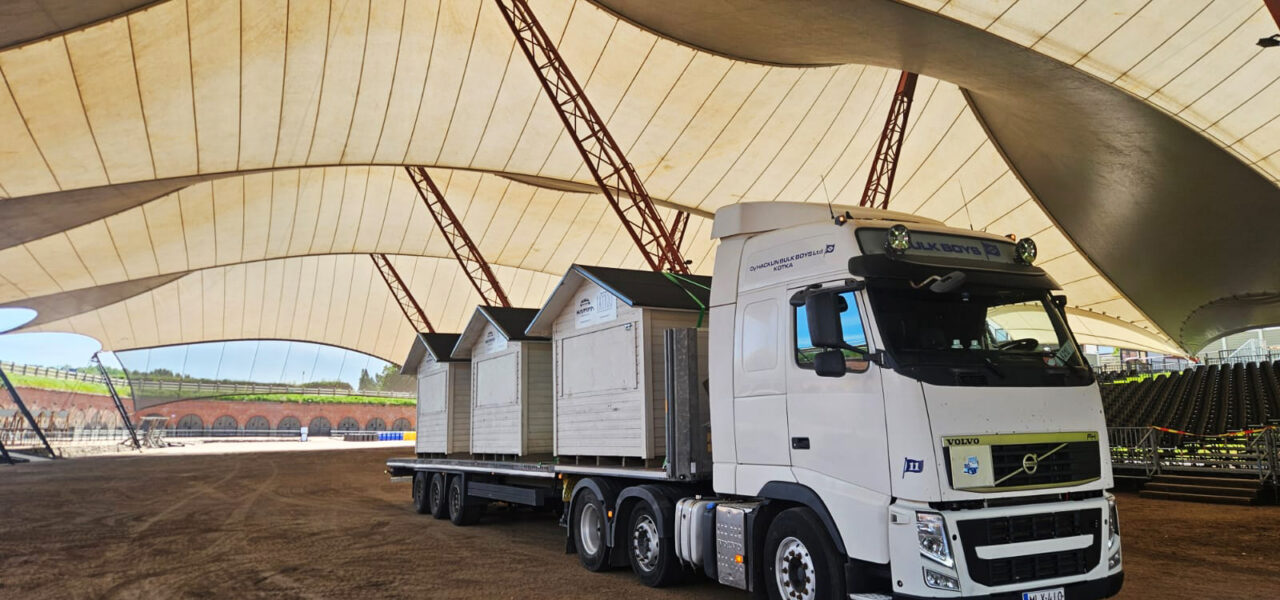 Hacklin Kotka Jukola loaded open flat bed trailer in Hamina Bastioni