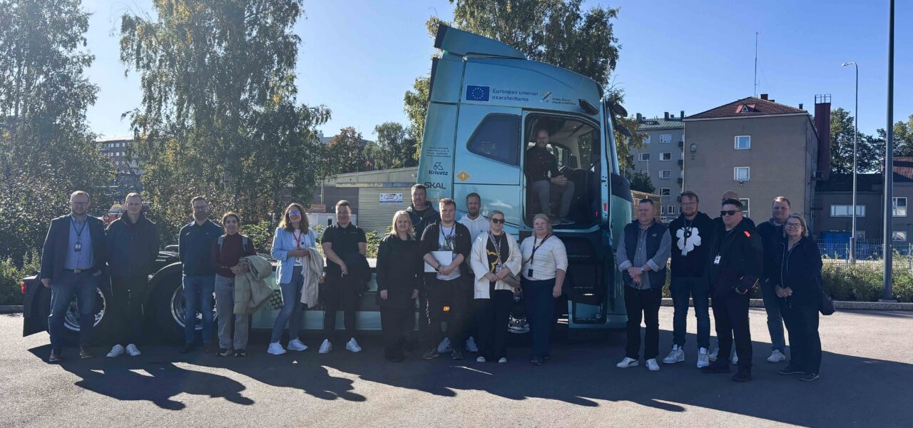 Project participants gathered in front of an electric heavy-duty truck during the ViseLog project final seminar, highlighting innovation and low-emission transport solutions in the logistics industry.