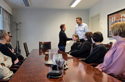 Hacklin Hamiko employees celebrating a 25-year work anniversary at the company's Hamina office.